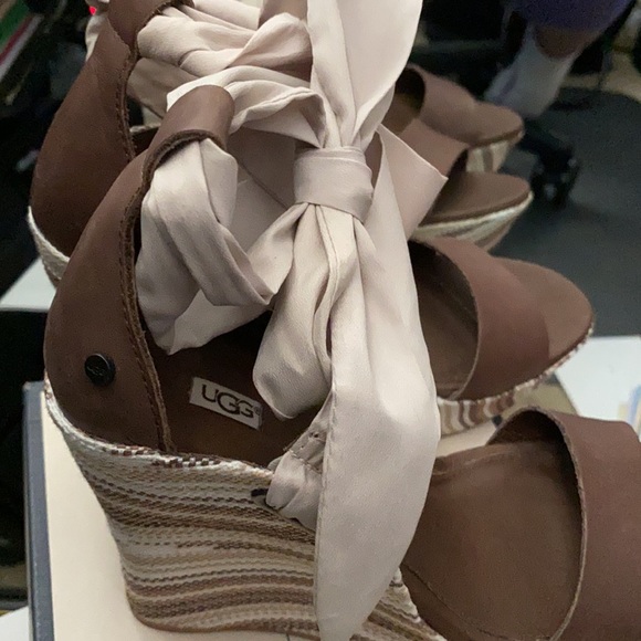 Beautiful UGG Ankle Strap Lace-Up Sandals - Picture 3 of 4